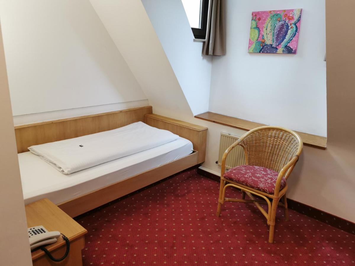 Landhotel Oelmuehle Mombris Bagian luar foto